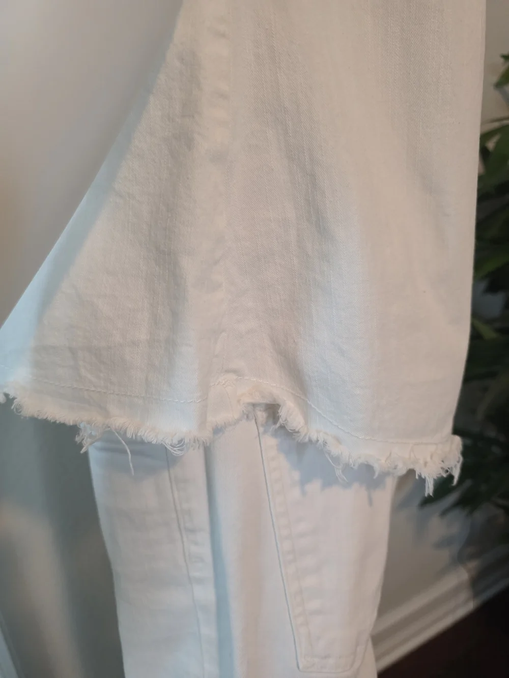 fab'rik White Short-Sleeve, Frayed-Hem, Pocket Top - Size M